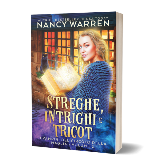 Book cover of 'Streghe, Intrighi e Tricot' by Nancy Warren. A paranormal cozy mystery in Italian